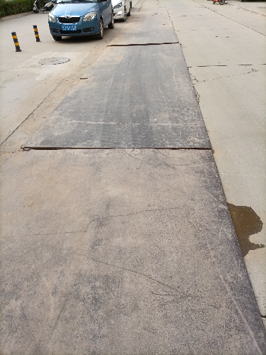 鄠邑區(qū)錦玉路路面坑洼不維修 用鋼板鋪路噪音大 - 西部網(wǎng)